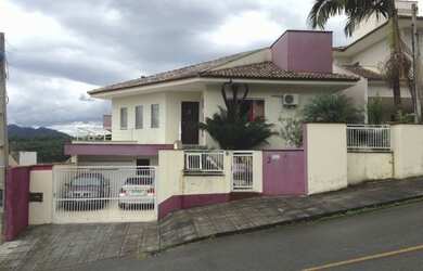 Imagem: A casa possui 3 Dormitórios, 2 Banheiros, 2 Vagas na garagem