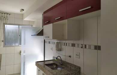 Imagem: O apartamento possui 2 Dormitórios, 1 Banheiro, 1 Vaga na garagem