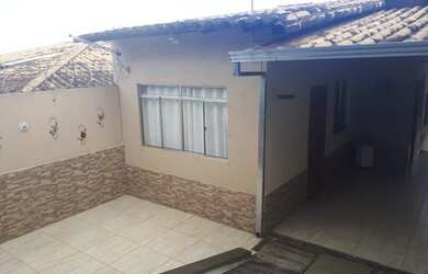 Imagem: A casa possui 3 Dormitórios, 2 Banheiros, 2 Vagas na garagem