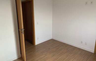 Imagem: O apartamento possui 3 Dormitórios, 1 Banheiro, 2 Vagas na