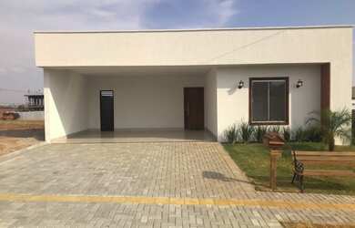 Imagem: A casa em condomínio possui 3 Dormitórios, 1 Banheiro, 4 Vagas