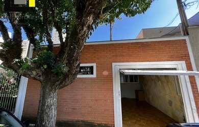 Imagem: A casa possui 3 Dormitórios, 2 Banheiros, 1 Vaga na garagem