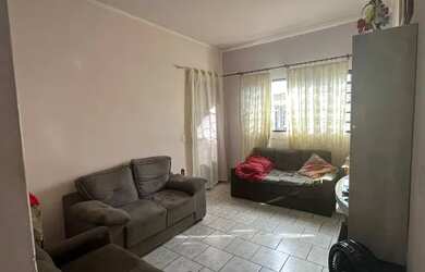 Imagem: A casa possui 3 Dormitórios, 1 Banheiro, 2 Vagas na garagem