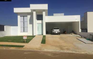 Imagem: A casa em condomínio possui 3 Dormitórios, 3 Banheiros e 229m²