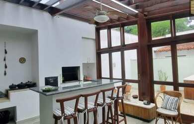 Imagem: A casa possui 4 Dormitórios, 4 Banheiros, 4 Vagas na garagem