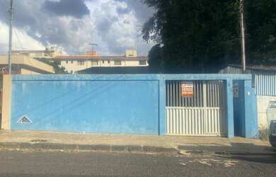 Imagem: A casa possui 3 Dormitórios, 1 Banheiro, 3 Vagas na garagem