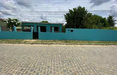 Imagem: A casa possui 3 Dormitórios, 1 Banheiro, 1 Vaga na garagem