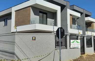 Imagem: A casa possui 3 Dormitórios, 3 Banheiros, 4 Vagas na garagem