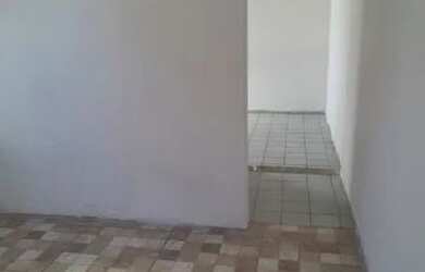 Imagem: A casa possui 1 Dormitório, 1 Banheiro, 1 Vaga na garagem e