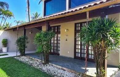 Imagem: A casa possui 5 Dormitórios, 5 Banheiros, 4 Vagas na garagem