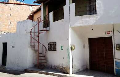 Imagem: A casa possui 5 Dormitórios, 5 Banheiros, 1 Vaga na garagem