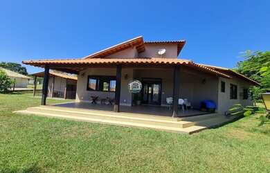 Imagem: A casa em condomínio possui 5 Dormitórios, 4 Banheiros, 250m²