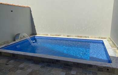 Imagem: A casa possui 2 Dormitórios, 1 Banheiro, 2 Vagas na garagem