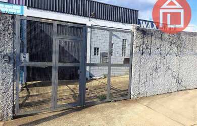 Imagem: O depósito possui 2 Vagas na garagem e 236m² de Área e está