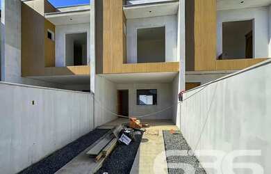 Imagem: A casa possui 2 Dormitórios, 3 Banheiros, 2 Vagas na garagem