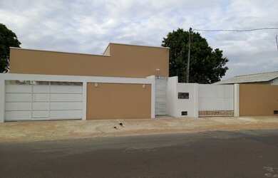 Imagem: A casa possui 3 Dormitórios, 3 Banheiros, 2 Vagas na garagem