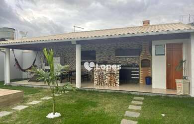 Imagem: A casa possui 3 Dormitórios, 1 Banheiro, 3 Vagas na garagem