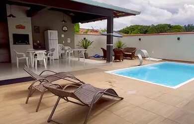 Imagem: A casa possui 2 Dormitórios, 2 Vagas na garagem e está localizado