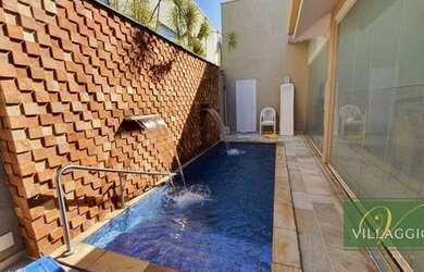 Imagem: A casa em condomínio possui 3 Dormitórios, 5 Banheiros, 245m²