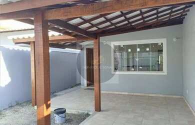 Imagem: A casa possui 3 Dormitórios, 2 Banheiros, 2 Vagas na garagem