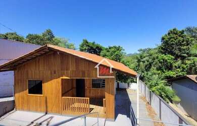 Imagem: A casa possui 3 Dormitórios, 1 Banheiro, 2 Vagas na garagem