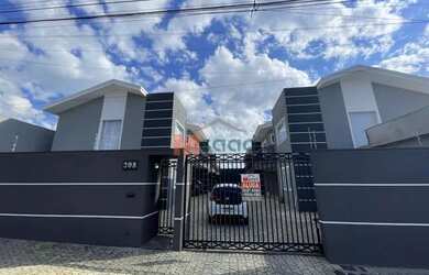 Imagem: A casa possui 3 Dormitórios, 2 Banheiros, 2 Vagas na garagem