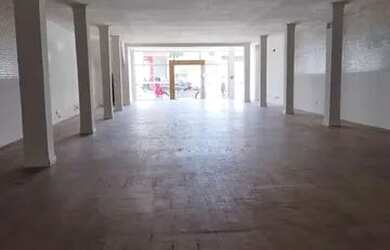 Imagem: O depósito possui 1 Vaga na garagem e 340m² de Área e está