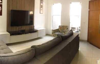 Imagem: A casa possui 2 Dormitórios, 2 Banheiros, 2 Vagas na garagem