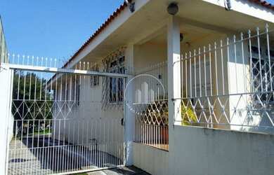 Imagem: A casa possui 5 Dormitórios, 3 Banheiros, 3 Vagas na garagem