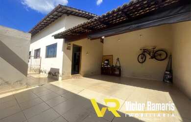 Imagem: A casa possui 3 Dormitórios, 2 Banheiros, 4 Vagas na garagem