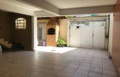 Imagem: A casa possui 3 Dormitórios, 4 Banheiros, 3 Vagas na garagem