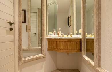 Imagem: A casa em condomínio possui 5 Dormitórios, 5 Banheiros, 4