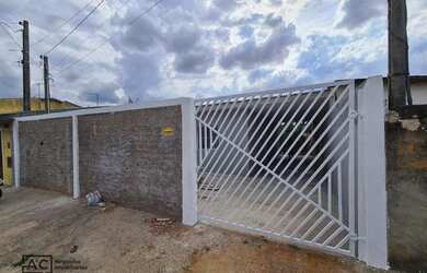 Imagem: A casa possui 3 Dormitórios, 1 Banheiro, 4 Vagas na garagem