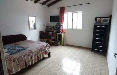 Imagem: A casa possui 3 Dormitórios, 2 Banheiros, 1 Vaga na garagem