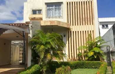 Imagem: A casa possui 5 Dormitórios, 5 Banheiros, 4 Vagas na garagem