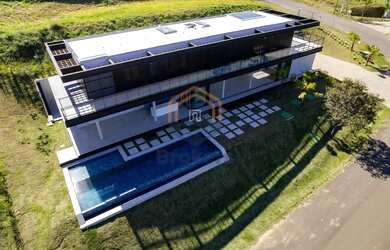 Imagem: A casa em condomínio possui 5 Dormitórios, 3 Banheiros, 5