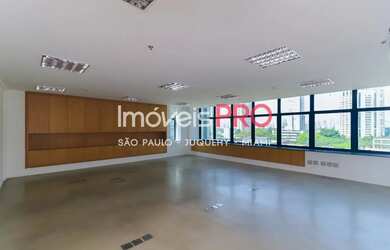 Imagem: O depósito possui 5 Vagas na garagem e 489m² de Área e está