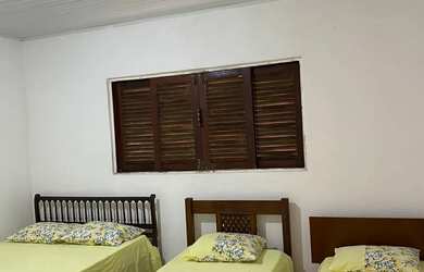 Imagem: A casa possui 3 Dormitórios, Acomodam 12 pessoas, 3 Vagas na