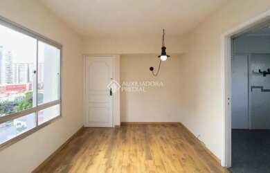 Imagem: O apartamento possui 2 Dormitórios, 1 Banheiro, 1 Vaga na garagem