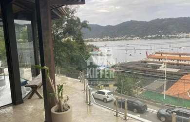 Imagem: A casa possui 4 Dormitórios, 5 Banheiros, 2 Vagas na garagem