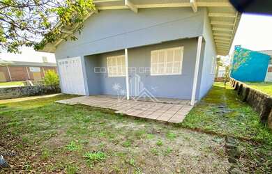 Imagem: A casa possui 3 Dormitórios, 2 Banheiros, 2 Vagas na garagem