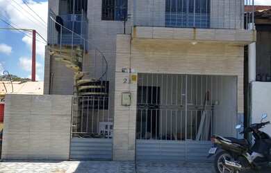 Imagem: A casa possui 2 Dormitórios, 1 Banheiro, 1 Vaga na garagem