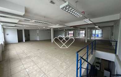 Imagem: O depósito possui 3 Vagas na garagem e 280m² de Área e está