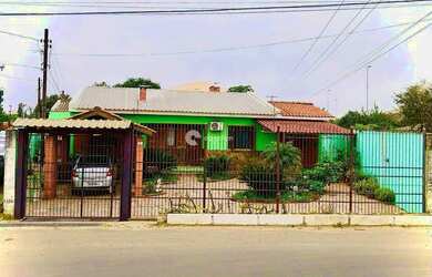 Imagem: A casa possui 4 Dormitórios, 3 Banheiros, 2 Vagas na garagem