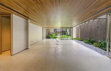 Imagem: A casa possui 4 Dormitórios, 5 Banheiros, 4 Vagas na garagem