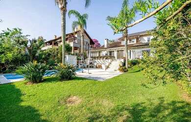 Imagem: A casa possui 3 Dormitórios, 5 Banheiros, 4 Vagas na garagem