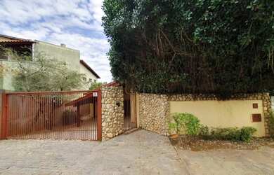 Imagem: A casa possui 4 Dormitórios, 2 Banheiros, 4 Vagas na garagem