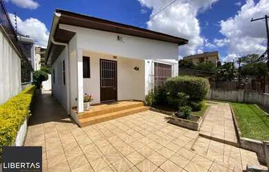 Imagem: A casa possui 2 Dormitórios, 2 Banheiros, 3 Vagas na garagem