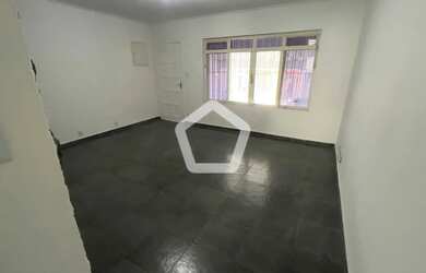 Imagem: A casa possui 3 Dormitórios, 1 Banheiro, 2 Vagas na garagem