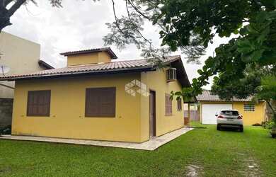 Imagem: A casa possui 3 Dormitórios, 2 Banheiros, 5 Vagas na garagem